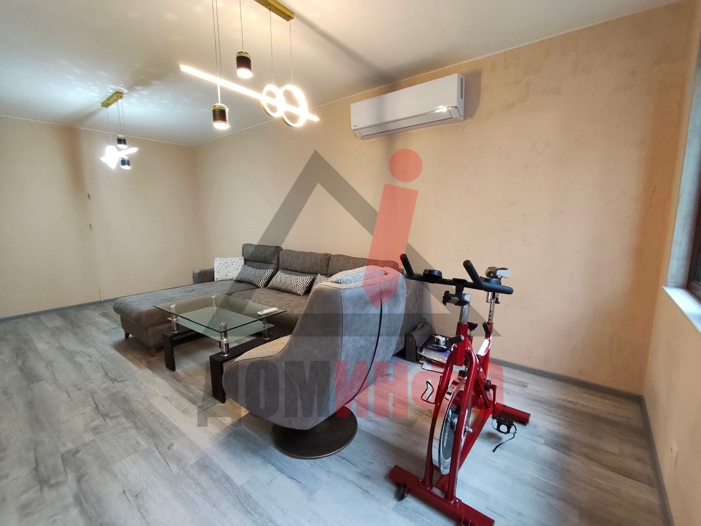 Луксозно изпълнен апартамент, преустроен в тристаен